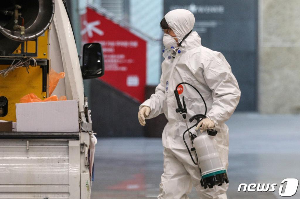 7일 오후 서울 중구 롯데백화점 본점에서 중구 보건소 관계자들이 방역 작업을 하고 있다.   롯데백화점은 질병관리본부로부터 23번째 확진자가 지난 2일 본점에 방문했다고 공식 통보받고 이날 오후 2시부터 임시 휴점 후 전체 방역 작업에 들어갔다. 롯데백화점 본점은 사흘간 임시 휴업한 뒤 10일 개관할 예정이다. 2020.2.7/뉴스1