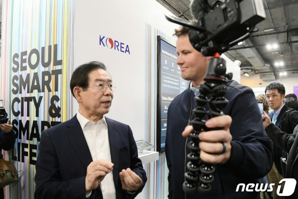 박원순 서울시장이 지난 1월 8일(현지시간) 미국 라스베이거스에서 열리고 있는 세계 최대 가전?ICT 박람회 ‘CES 2020’ 내 서울관에서 혁신기업 전시품을 둘러보고 있다.  /사진=뉴스1