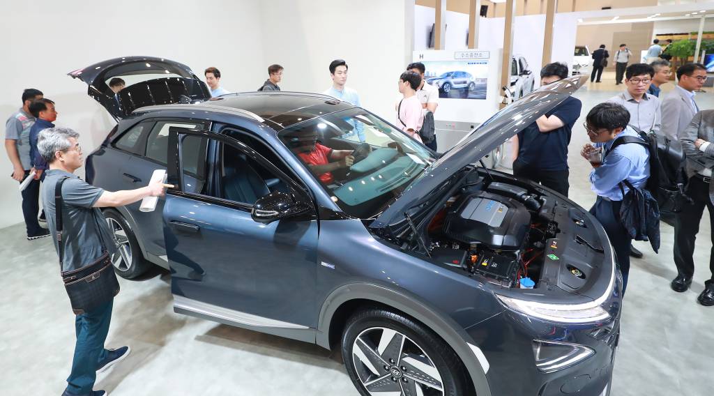 지난해 6월 20일 서울 중구 동대문디자인플라자(DDP)에서 국회수소경제포럼 주최, 머니투데이·국가기술표준원·수소융합얼라이언스추진단 공동 주관으로 열린 '2019 대한민국 수소엑스포' 관람객들이 현대자동차의 수소전기차 넥소를 살펴보고 있다./사진=이동훈 기자