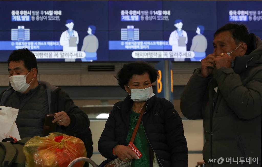 신종 코로나바이러스 감염증 확산을 막기 위해 중국인 전용 입국장이 별도로 신설된 4일 인천국제공항 제1터미널에서 마스크를 쓴 여행객들이 입국장을 나서고 있다. / 사진=이기범 기자 leekb@