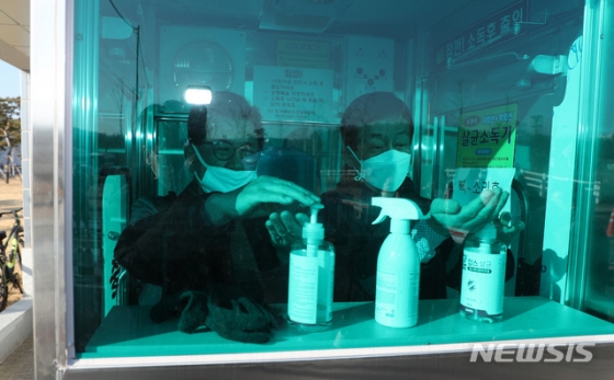 [진천=뉴시스]배훈식 기자 = 문재인 대통령이 9일 오전 신종 코로나 바이러스 감염증(우한폐렴)을 피해 귀국한 중국 우한 교민들이 격리된 충북 진천군 공무원인재개발원을 방문한 가운데, 이시종 충북지사와 진영 행정안전부 장관이 입구에서 손 소독을 하고 있다. 2020.02.09.   dahora83@newsis.com