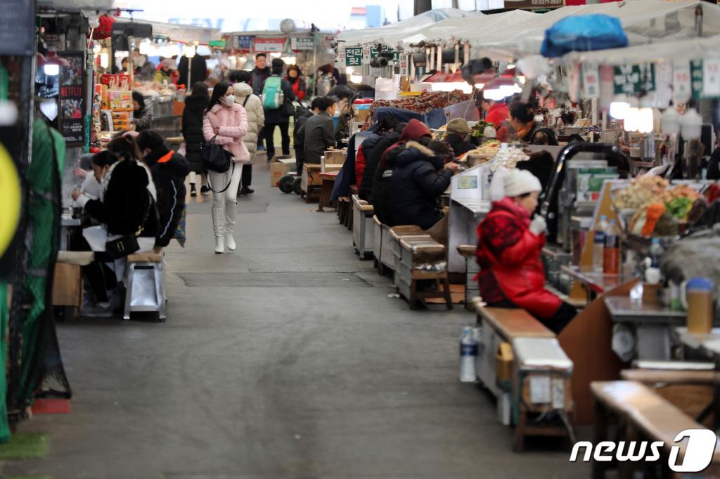신종 코로나바이러스 감염증(우한 폐렴)의 확산 우려가 커지고 있는 9일 서울 종로구 광장시장이 한산한 모습을 보이고 있다./사진=뉴스1