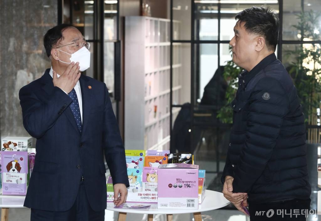 홍남기 경제부총리 겸 기획재정부 장관이 3일 오후 서울 강동구의 마스크 제조업체 웰킵스를 방문해 마스크를 착용하고 관계자와 대화를 하고 있다. / 사진=이기범 기자 leekb@