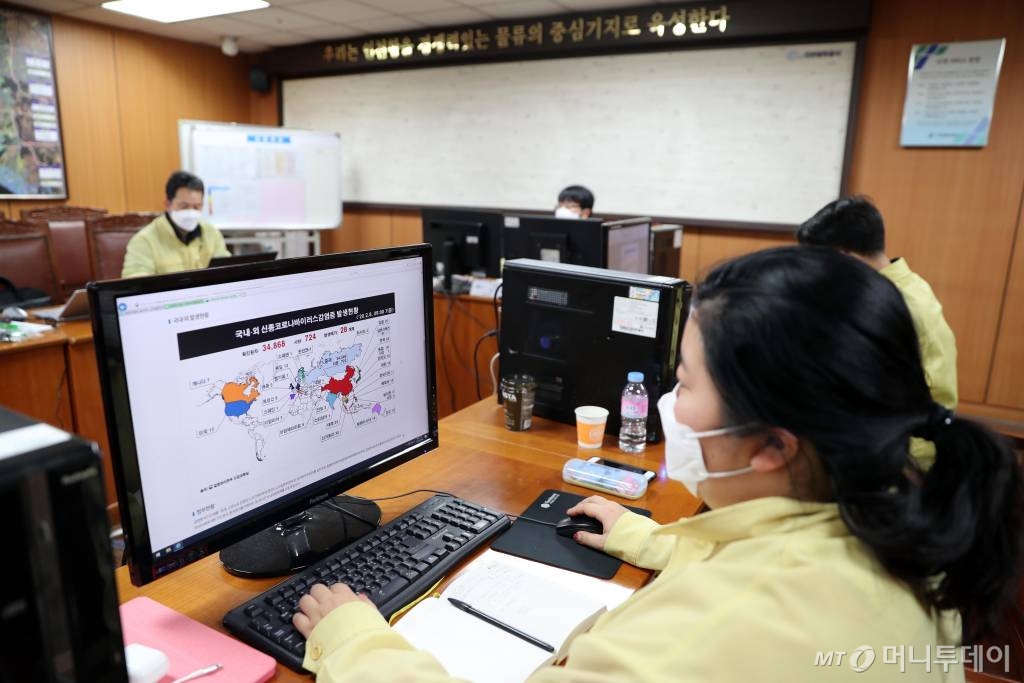 신종 코로나바이러스 확산방지를 위해 8일 오후 인천항만공사 상황실에서 관계자들이 비상근무를 하고 있다. / 사진=인천=임성균 기자