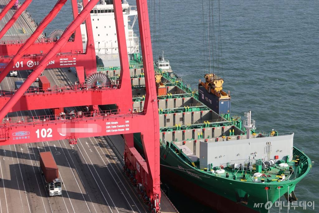 8일 오후 인천신항 컨테이너 부두에서 화물선에 선적작없이 한창 진행되고 있다. / 사진=인천=임성균 기자