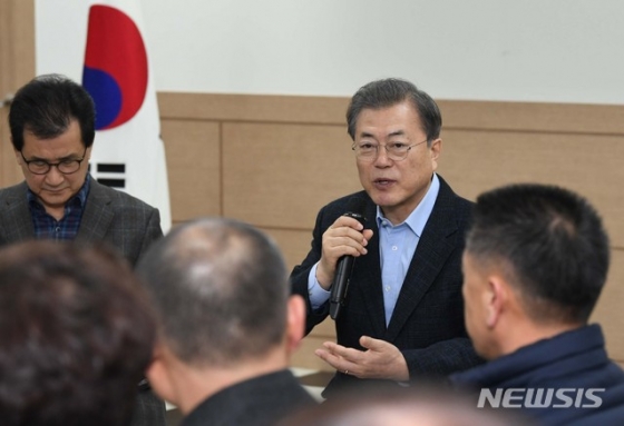 [진천=뉴시스]배훈식 기자 = 문재인 대통령이 9일 오전 충북 음성군 맹동혁신도시출장소에서 신종 코로나 바이러스 감염증(우한폐렴)을 피해 귀국한 중국 우한 교민 격리 지역인 진천 음성 주민들과 간담회를 하고 있다. 2020.02.09.   dahora83@newsis.com