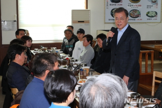 [아산=뉴시스]배훈식 기자 = 문재인 대통령이 9일 오후 충남 아산시의 한 식당에서 신종 코로나 바이러스 감염증(우한폐렴)을 피해 귀국한 중국 우한 교민들의 임시생활시설 지역 주민과 오찬 간담회를 하고 있다. 2020.02.09.    dahora83@newsis.com