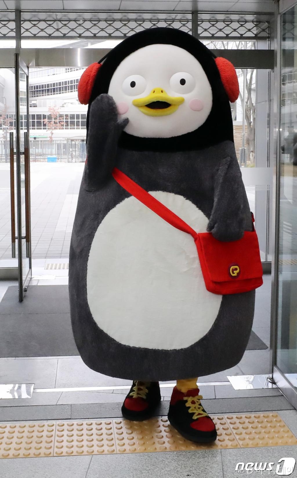 (세종=뉴스1) 장수영 기자 = EBS '자이언트 펭TV'의 펭수가 20일 오전 세종시 어진동 정부세종청사 교육부에 방문하고 있다. 2020.1.20/뉴스1 <저작권자 © 뉴스1코리아, 무단전재 및 재배포 금지>