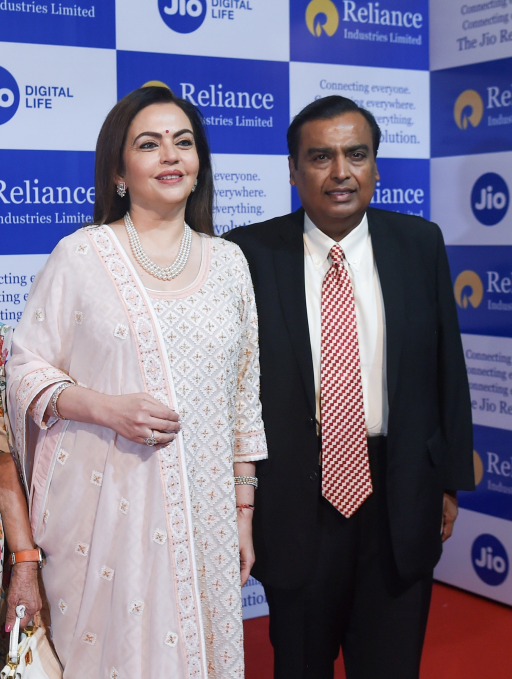 아닐 암바니의 형 무케시 암바니와 그의 아내. /사진=AFP