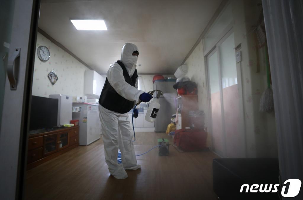 (시흥=뉴스1) 허경 기자 = 10일 신종 코로나바이러스 감염증(신종 코로나) 확진자 일가족이 거주한 경기도 시흥 매화동의 한 노인회관에서 방역소독원이 긴급 방역을 하고 있다. 2020.2.10/뉴스1 <저작권자 © 뉴스1코리아, 무단전재 및 재배포 금지>