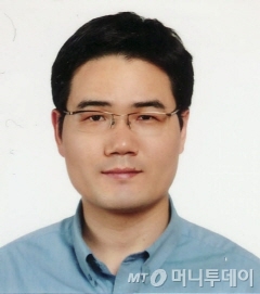 (울산=뉴스1) 윤일지 기자 = 신종 코로나바이러스 감염증(우한폐렴) 사태로 인해 중국산 자동차 부품 공급이 중단되면서 현대자동차 공장이 휴업에 들어간 7일 오전 울산시 북구 현대자동차 명촌정문 인근 한 미용실 입구에 7일부터 11일까지 휴업한다는 안내문이 부착돼 있다. 현대차 울산공장은 7일부터 모든 생산을 중단해 11일 까지 휴업에 돌입한다. 2020.2.7/뉴스1  <저작권자 © 뉴스1코리아, 무단전재 및 재배포 금지>