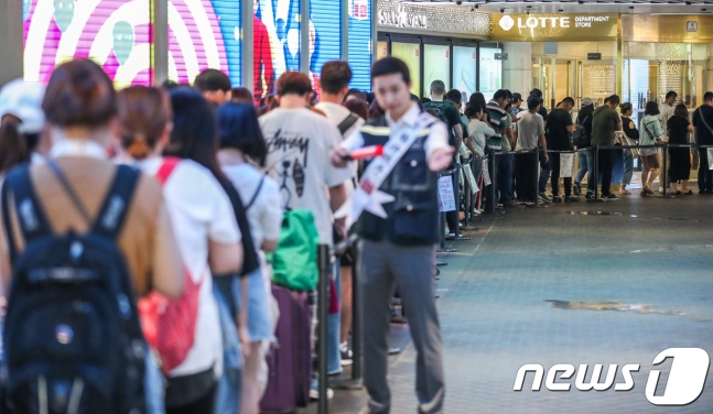 2019.05.03. 서울 중구 롯데면세점 본점 입구에서 중국인 관광객들이 면세점 개점을 기다리며 줄을 서있다. /사진=뉴스1