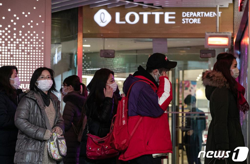 신종 코로나바이러스 감염증(우한폐렴) 23번 째 환자의 방문으로 지난 7일부터 9일까지 임시 휴점했던 서울 중구 롯데백화점 본점이 방역 소독을 마치고 10일 재개점했다.  이날 서울 중구 롯데백화점 본점에 관광객들이 면세점을 향하고 있다. 2020.2.10/뉴스1