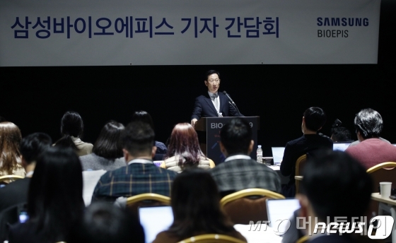 (서울=뉴스1) 안은나 기자 = 고한승 삼성바이오에피스 대표이사가 12일 오후 서울 강남구 코엑스에서 열린 기자간담회에서 발언하고 있다. 고 사장은 이날 간담회에서 "유럽에서 판매하는 자가면역질환 치료제의 판매실적이 상승하고 있다"며 창립 8년 만의 첫 흑자 전환에 대한 자신감을 내비쳤다. 2019.11.12/뉴스1 <저작권자 ⓒ 뉴스1코리아, 무단전재 및 재배포 금지>