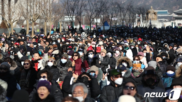 마스크를 착용한 문재인하야범국민투쟁본부 회원들이 지난 9일 서울 세종대로 광화문광장에서 열린 '대한민국 바로세우기 국민대회'에 참석하고 있다. 2020.2.9/뉴스1 © News1 허경 기자
