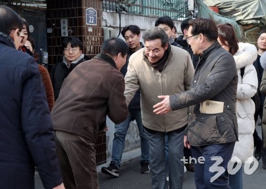 자유한국당 황교안 대표가 종로 출마를 선언한 후 첫 방문지로 9일 오후 서울 종로구 젊음의 거리를 찾아 지지자들과 대화하고 있다.