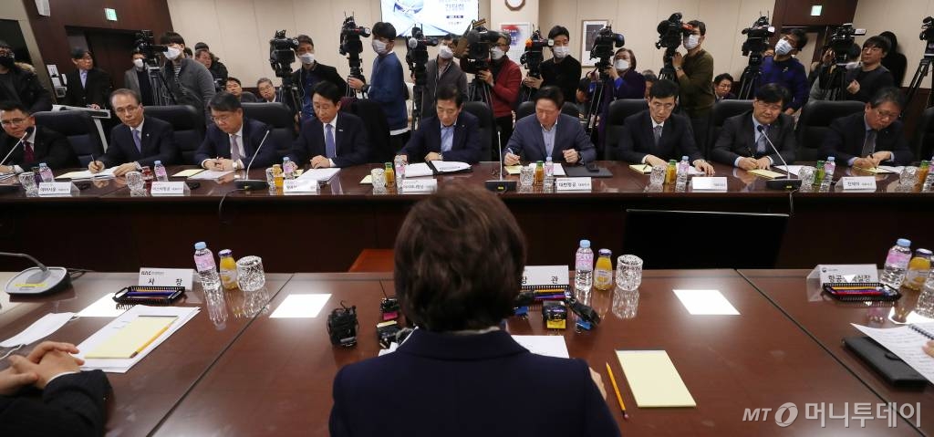 한창수 아시아나항공 사장, 우기홍 대한항공 대표이사와 국내 항공사 10곳의 대표들이 10일 오후 서울 강서구 한국공항공사에서 열린 '신종 코로나 바이러스' 대응 관련 항공사 CEO 간담회에 참석해 김현미 국토교통부 장관의 모두발언을 듣고 있다. / 사진=김휘선 기자 hwijpg@