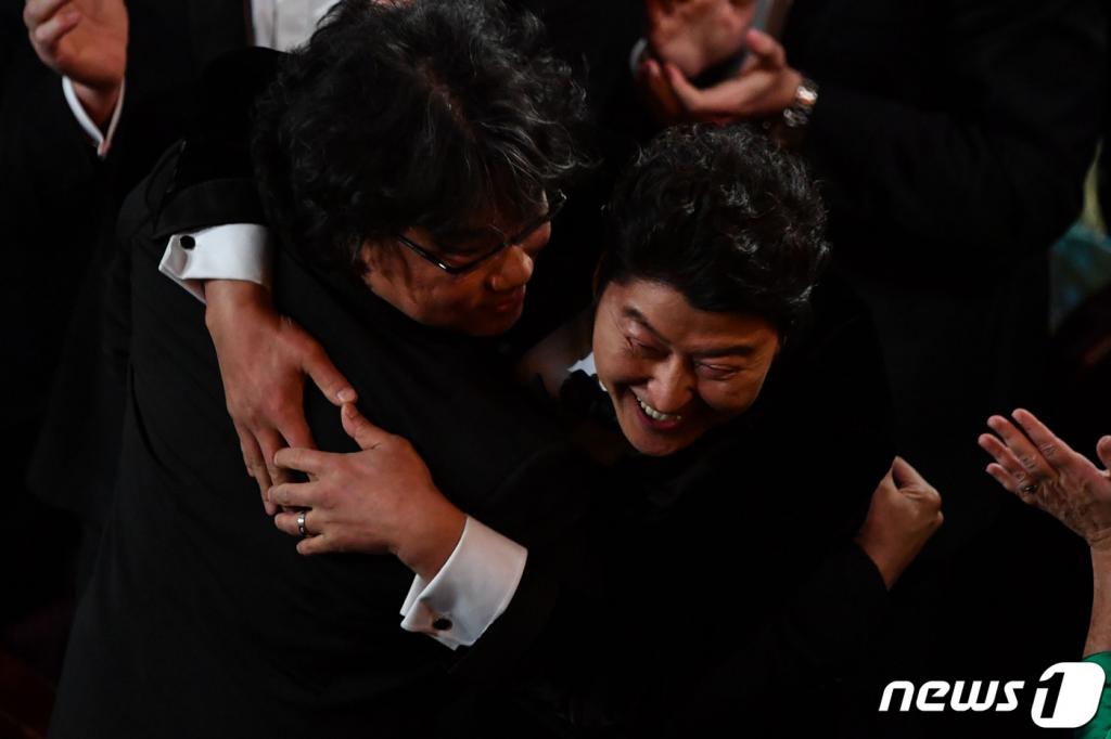 영화 '기생충'의 봉준호 감독과 배우 송강호가 9일(현지시간) 캘리포니아주 로스앤젤레스 할리우드 돌비극장에서 열린 제92회 아카데미 시상식에서 작품상을 받고 포옹하고 있다./사진=AFP=뉴스1