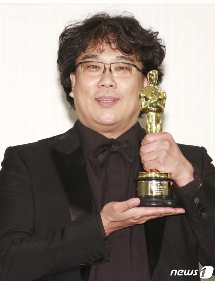 봉준호 감독이 9일(현지시간) 오후 미국 로스앤젤레스 더 런던 웨스트 할리우드에서 열린 제92회 아카데미 시상식 영화 ‘기생충’ 기자회견에 참석해 트로피를 들어 보이고 있다. 이날 ‘기생충’은 한국 영화 최초로 ‘아카데미 시상식’에서 작품상을 비롯해 감독상, 국제극영화상(구 외국어영화상), 각본상을 수상하며 65년 만에 칸·아카데미 작품상을 동시에 석권하는 쾌거를 이뤘다./사진=뉴스1