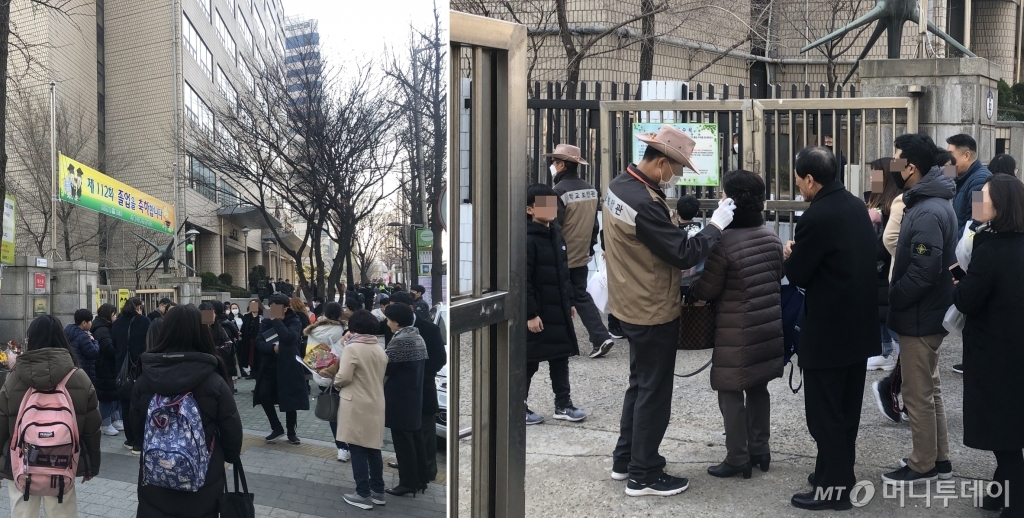 11일 졸업식이 진행된 서울시 한 초등학교에서 졸업생 가족들이 교문 개방을 기다리고 있다(왼쪽). 교문을 통과하기 위해 졸업생 가족들이 발열 검사를 받고 있다(오른쪽)./사진=조해람 기자