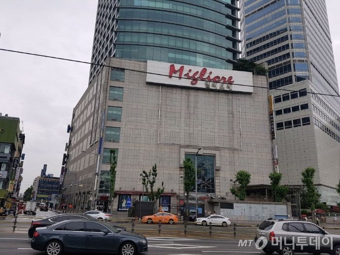 동대문 패션타운 중심에 위치한 밀리오레 전경. /사진제공=지지옥션