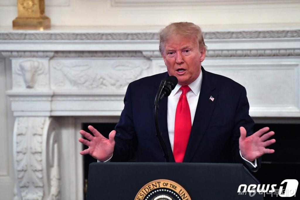 (워싱턴 AFP=뉴스1) 우동명 기자 = 도널드 트럼프 미국 대통령이 10일(현지시간) 워싱턴 백악관에서 가진 주지사들과의 비즈니스 행사서 연설을 하고 있다. © AFP=뉴스1 <저작권자 © 뉴스1코리아, 무단전재 및 재배포 금지>