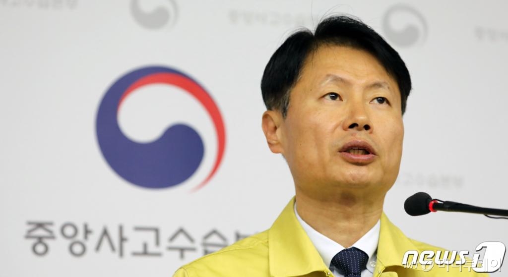 (세종=뉴스1) 장수영 기자 = 김강립 보건복지부 차관이 11일 정부세종청사 보건복지부 브리핑실에서 신종 코로나바이러스감염증 중앙사고수습본부 정례 브리핑을 하고 있다.   보건복지부는 오늘 밤 중국 인천공항에서 3차 임시항공편이 중국 우한으로 출발해 내일 김포공항에 도착할 예정이라고 밝혔다. 임시항공편에는 우리 국민과 배우자 및 직계가족 중국인 등 170여명 내외가 탑승할 계획이다. 2020.2.11/뉴스1   <저작권자 © 뉴스1코리아, 무단전재 및 재배포 금지>