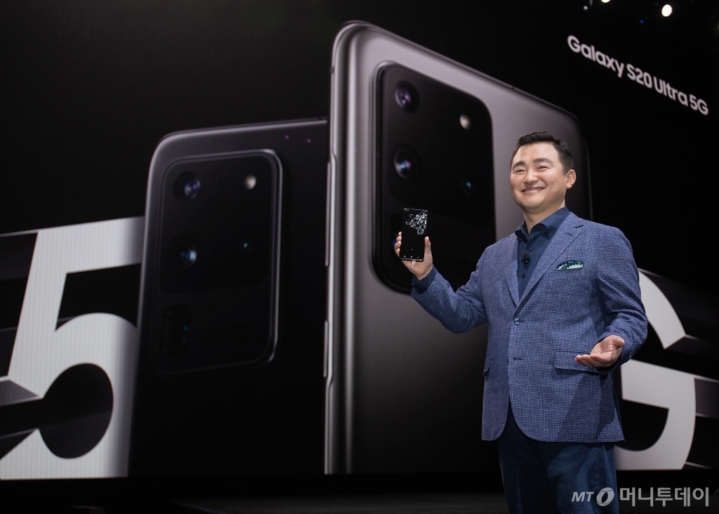 노태문 삼성전자 무선사업부장이 11일(현지시간) 미국 샌프란시스코에서 열린 언팩에서 갤럭시S20울트라 모델을 소개하고 있다. /사진=삼성전자