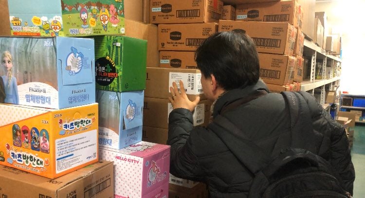 11일 식약처 위해사범중앙조사단의 단속팀이 신고 제보를 받고 마스크 매점매석 등 불법행위 조사를 위해 경기도 안산의 한 유통업체를 찾아 점검하는 모습. /사진=유승목 기자