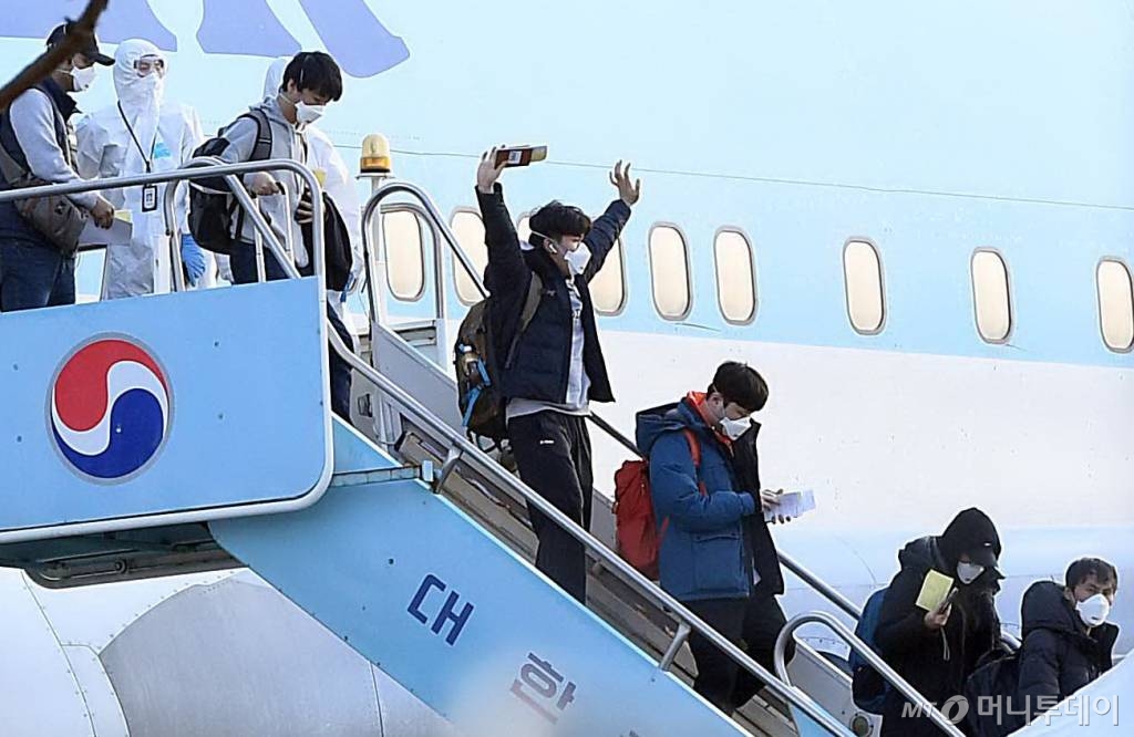 중국 우한 거주 한국 교민 수송에 투입된 전세기가 도착한 31일 서울 강서구 김포국제공항에서 교민들이 활주로에 내리고 있다. / 사진=이기범 기자 leekb@