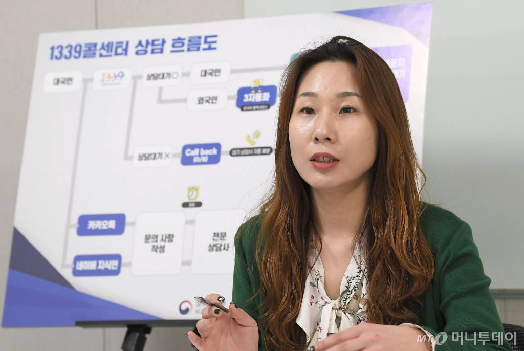 [서울=뉴시스]사진공동취재단 = 11일 서울 영등포구 질병관리본부 1339 콜센터에서 박혜미(왼쪽) 센터장이 기자들의 질문에 답하고 있다. 2020.02.11.   photo@newsis.com