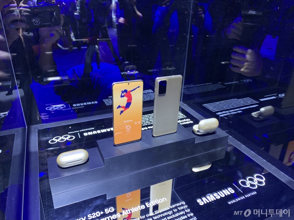 삼성전자 갤럭시 언팩 행사장 체험존에 전시된 '갤럭시S20+ 5G' 도쿄올림픽 기념 특별판. /사진=박효주