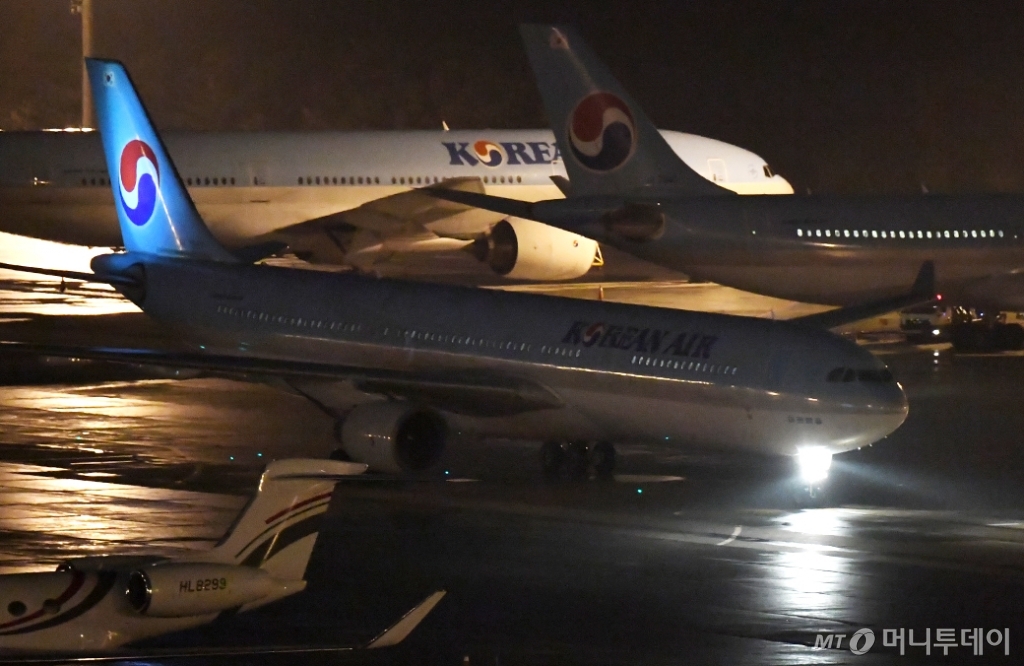 신종 코로나바이러스 감염증의 진원지인 중국 후베이성 우한 지역에 투입한 정부의 세 번째 전세기가 교민과 중국국적 가족 등 140여 명을 태우고 12일 오전 서울 강서구 김포국제공항으로 도착하고 있다. /사진제공=뉴스1<br>