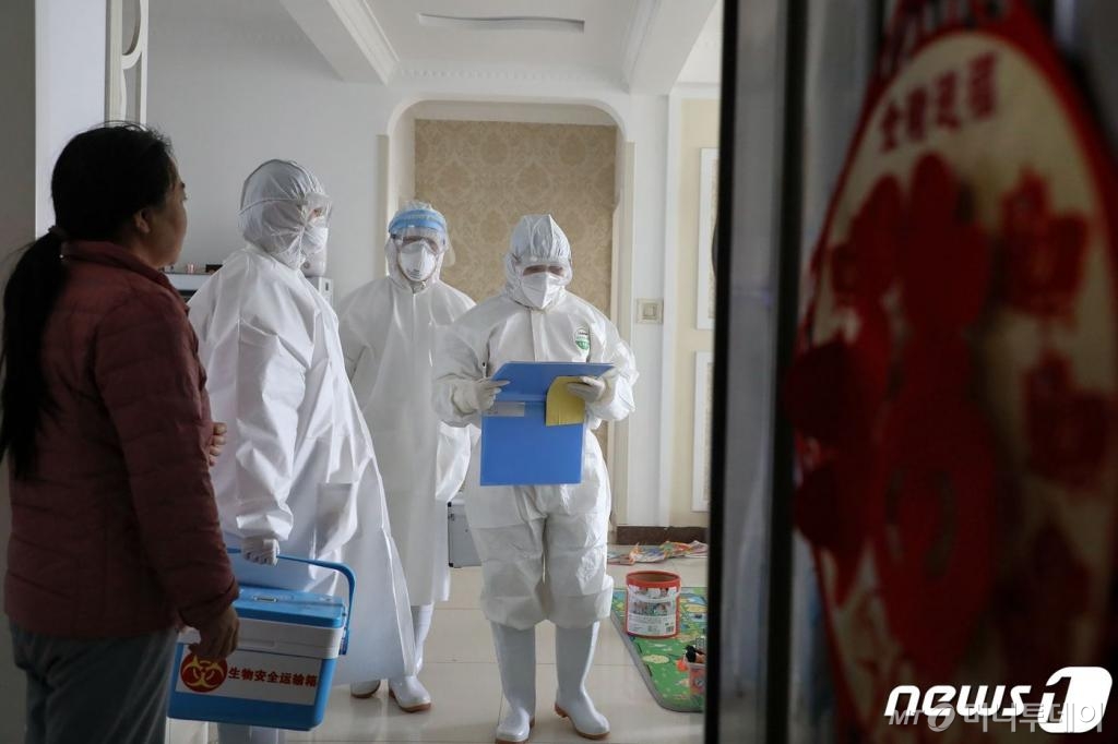 (린이 AFP=뉴스1) 우동명 기자 = 11일(현지시간) 신종 코로나바이러스 감염증의 확산 속 산둥성 린이에서 방역요원들이 주민을 상대로 건강을 체크하고 있다. © AFP=뉴스1 <저작권자 © 뉴스1코리아, 무단전재 및 재배포 금지>