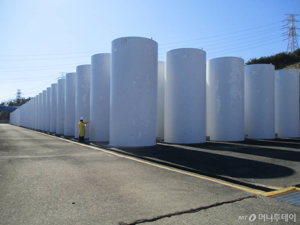 경북 경주시 양남면 나아리 월성원자력본부에 위치한 사용후핵연료 건식저장시설(임시저장소) 캐니스터의 모습. / 사진제공=한국수력원자력