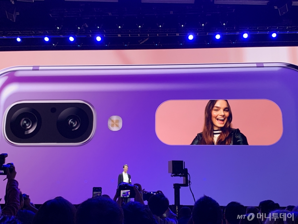 11일(현지시간) 미국 샌프란시스코에서 열린 언팩행사에서 갤럭시플립Z가 소개되고 있다. /사진=삼성전자