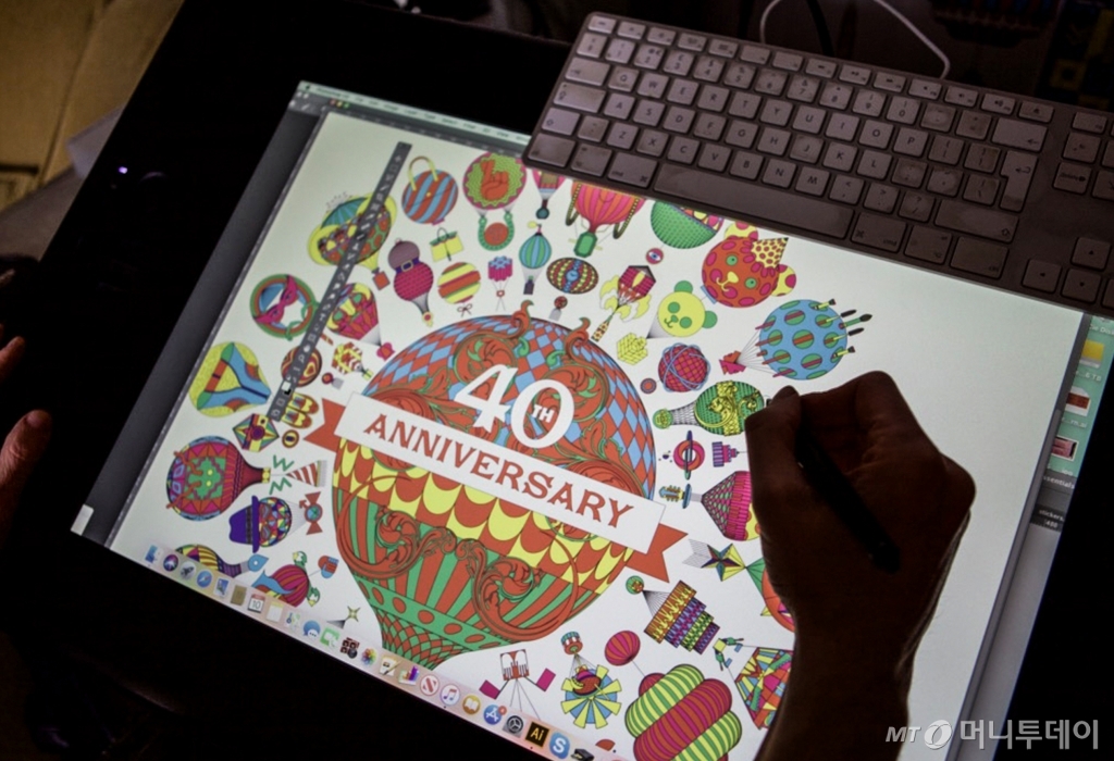 스티브윌슨 40주년 메인 엠블럼 작업 /사진제공=롯데면세점