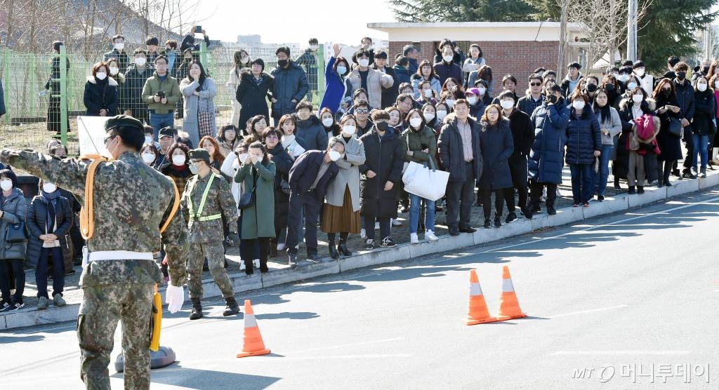 [대구=뉴시스] 이무열 기자 = 육군 50사단 첫 신병 입소가 진행된 4일 오후 남문 위병소 앞에서 가족 및 친구들이 인사하고 있다. 50사단 측은 신종 코로나바이러스 감염증(우한 폐렴) 확산 방지 차원에서 이날 예정된 입영행사를 취소했다. 2020.02.04.  lmy@newsis.com