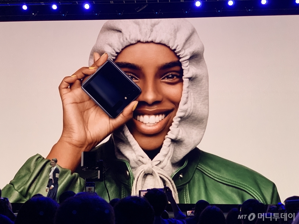 삼성전자가 11일 미국 샌프란시스코에서 '갤럭시 언팩 2020' 행사를 열고 화면을 위아래로 접을 수 있는 두번째 폴더블폰 ‘갤럭시Z 플립’과 DSLR(전문가급카메라) 카메라 기능에 필적하는 ‘갤럭시S20’ 시리즈를 발표했다. 사진은 갤럭시Z 플립을 시연하고 있는 장면. /사진=박효주 기자.