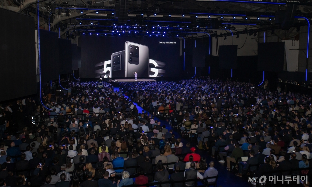 11일(현지시간) 미국 샌프란시스코에서 진행된 '삼성 갤럭시 언팩 2020'에서 참관객들이 갤럭시S20의 카메라 기능에대한 설명을 듣고 있다.  /사진=삼성전자