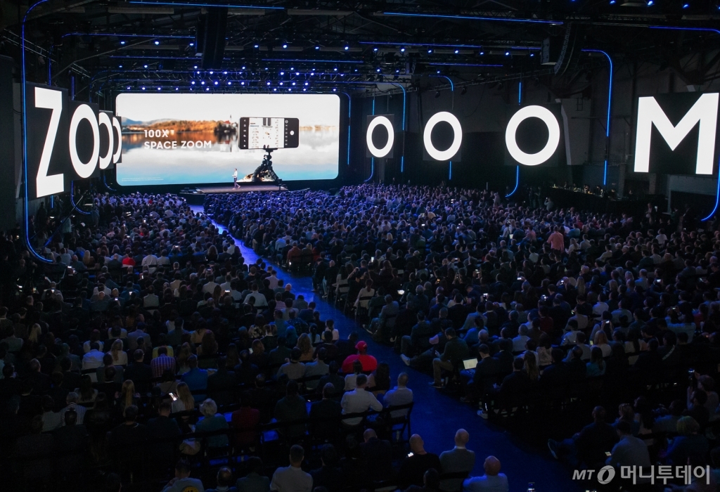 11일(현지시간) 미국 샌프란시스코에서 진행된 '삼성 갤럭시 언팩 2020'에서 참관객들이 갤럭시S20의 스페이스줌에대한 설명을 듣고있다.  /사진=삼성전자