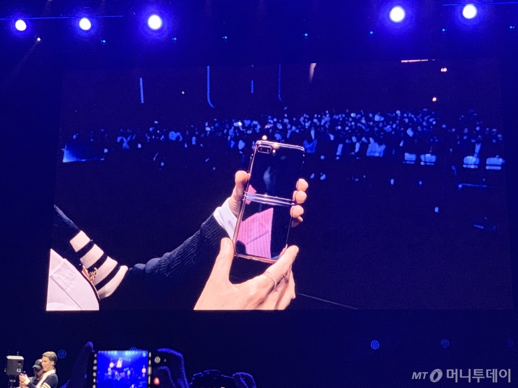 11일(현지시간) 레베카 허스트 삼성전자 영국법인 제품 마케팅헤드가 갤럭시Z 플립을 시연하고 있다. /사진=삼성전자