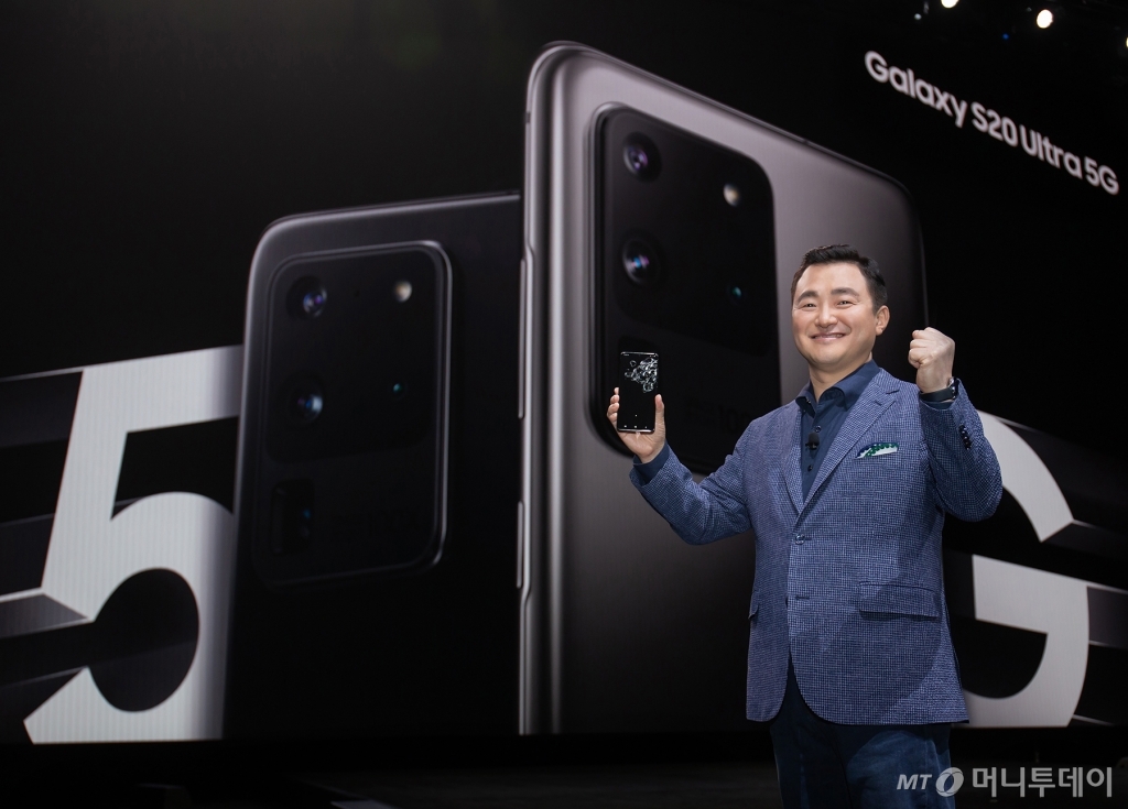 11일 언팩에서 노태문 삼성전자 무선사업부장이 갤럭시S20을 선보이고 있다./사진=삼성전자