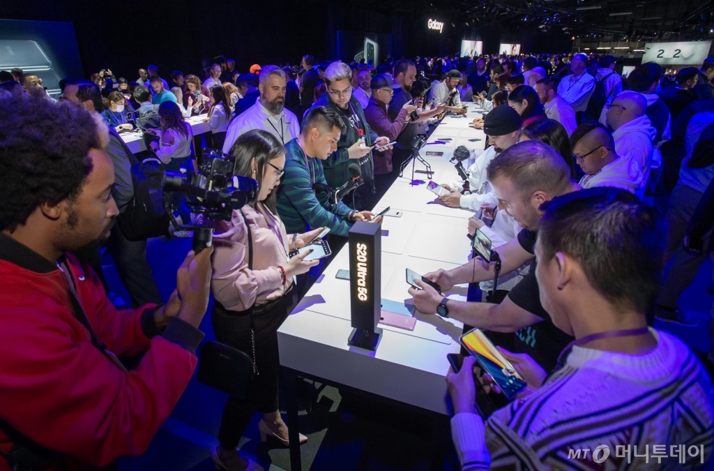 11일(현지시간) 미국 샌프란시스코에서 진행된 '삼성 갤럭시 언팩 2020' 체험존에서 참관객들이 갤럭시S20과 갤럭시Z플립을 만져보고 있다. /사진=삼성전자