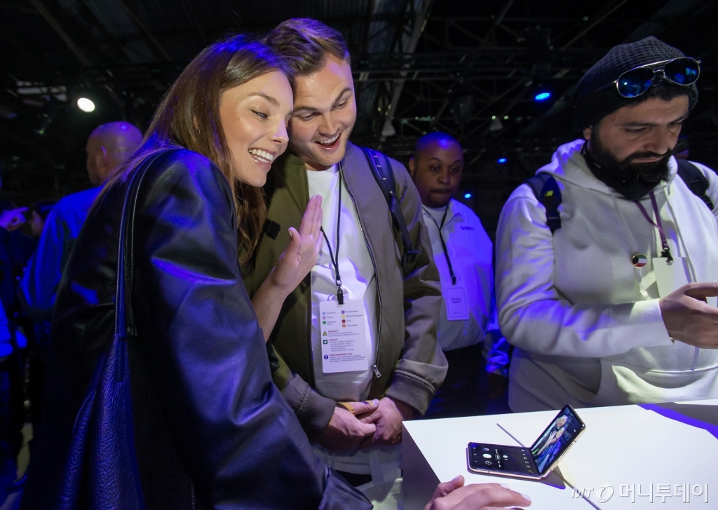 11일(현지시간) 미국 샌프란시스코에서 진행된 '삼성 갤럭시 언팩 2020' 체험존에서 참관객들이 갤럭시Z플립으로 셀카를 찍어보고 있다.  /사진=삼성전자