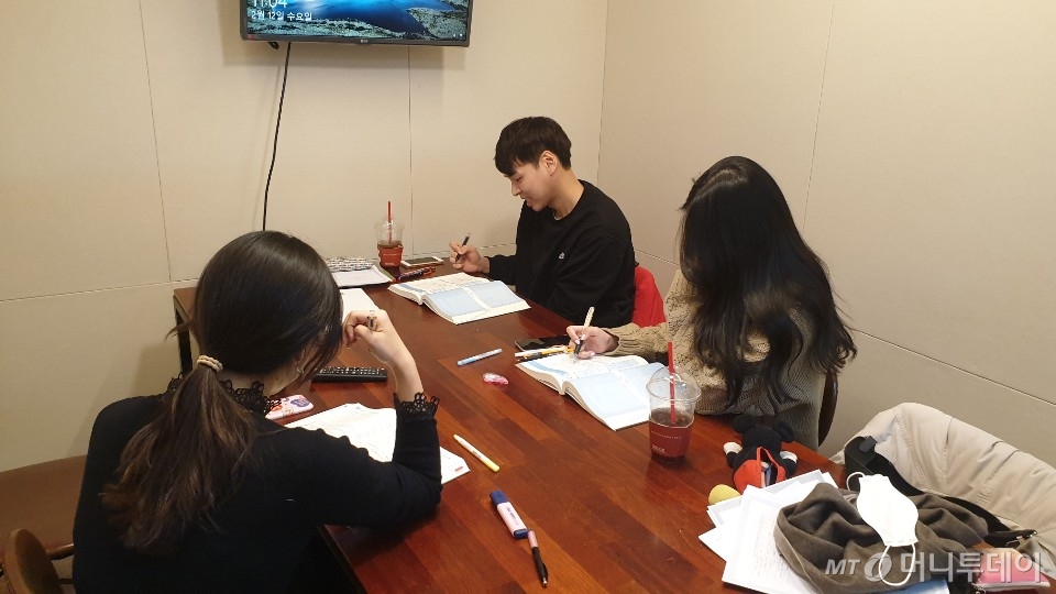 은행권 입사준비를 위해 함께 스터디를 하는 취준생들. 이군과 이양, 송양이 함께 금융관련 스터디를 하고 있다. /사진=오세중 기자