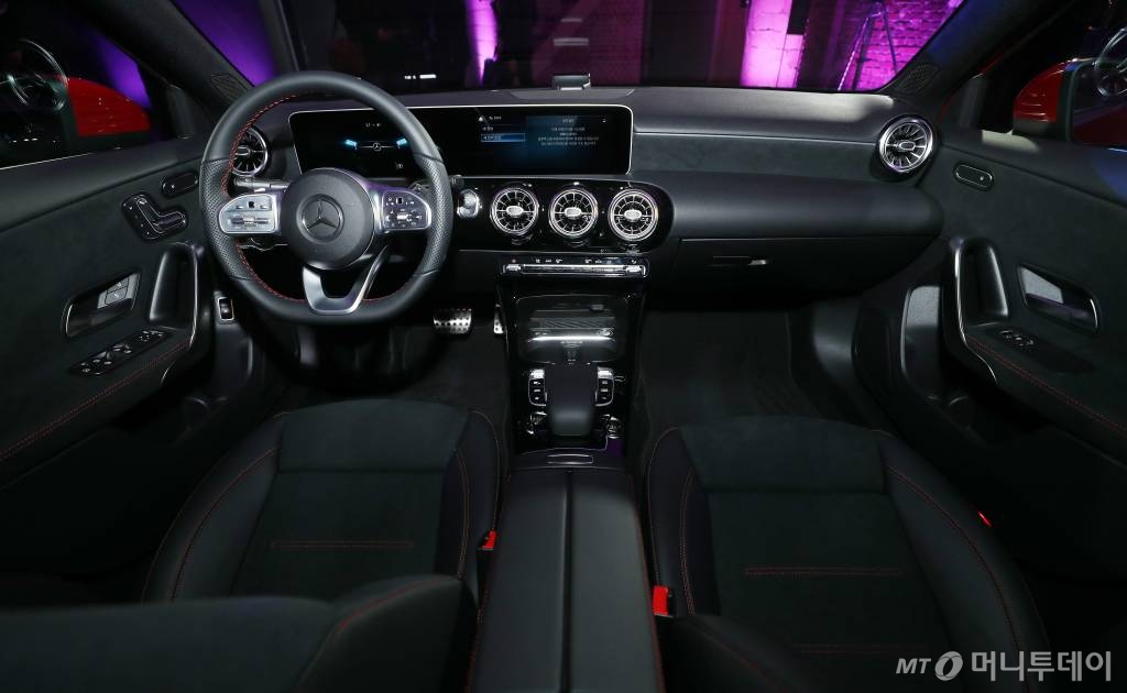 메르세데스-벤츠 코리아가 12일 서울 성수동 레이어57에서 'A-클래스 세단'을 선보였다. 사진은 세단 내부 모습. /사진=김휘선 기자