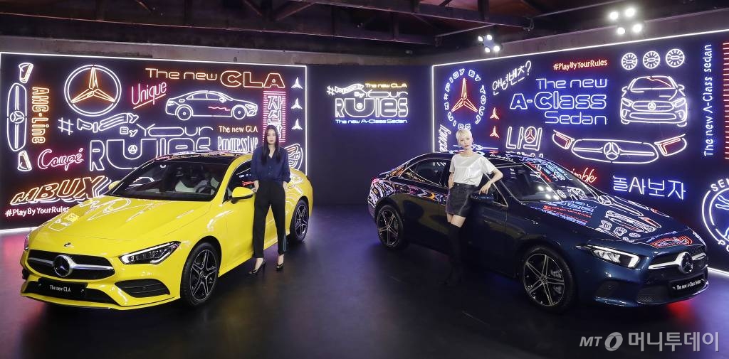 메르세데스-벤츠 코리아가 12일 서울 성수동 레이어57에서 'A-클래스 세단'(오른쪽), 'CLA 쿠페 세단'을 선보이는 모습. /사진=김휘선 기자