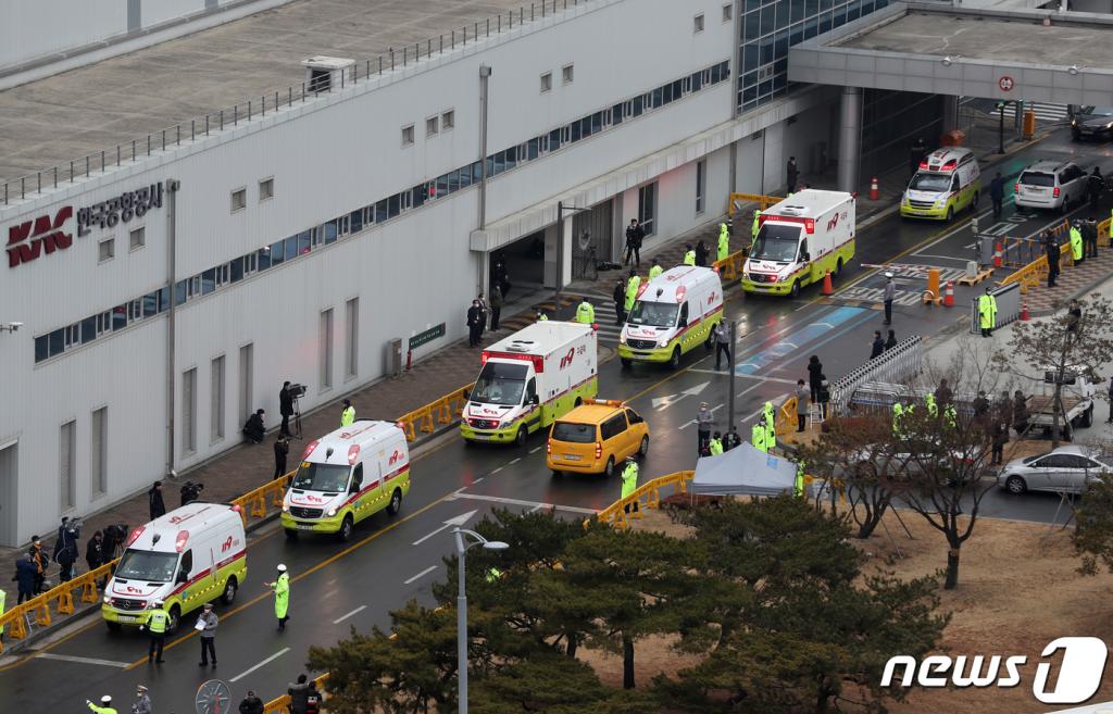 코로나19 감염증의 진원지인 중국 후베이성 우한 지역에 투입한 정부의 3차 전세기가 교민과 중국국적 가족 등 147명을 태우고 돌아온 12일 오전 서울 강서구 김포국제공항에 도착한 교민 중 유증상자들이 구급차를 타고 병원으로 이동하고 있다. /뉴스1
