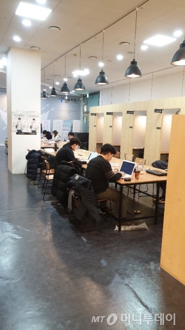 서울시 청년일자리센터에는 많은 청년들이 취업준비를 위해 공부를 하고 있었다. 스터디룸에서는 열띤 강의와 토론을 서로 벌이는 취준생들도 눈에 띄었다./사진=오세중 기자